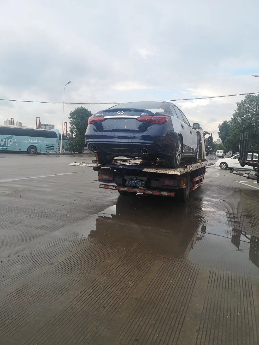 汽車托運運輸導讀：訂單生成后，我們將與您簽訂正式的運輸合同，并遵循標準化的運輸服務流程。車上的貨物要密封保存。在簽訂合同之日，我們已為您的車輛購買了全額保險。